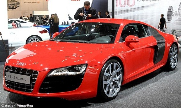 Audi R8 tan nat duoi tay 