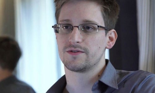 Edward Snowden khong su dung Iphone vi thieu bao mat