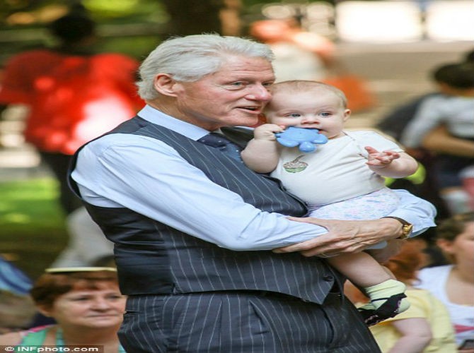 Cuu Tong thong Bill Clinton khoe chau ngoai-Hinh-11