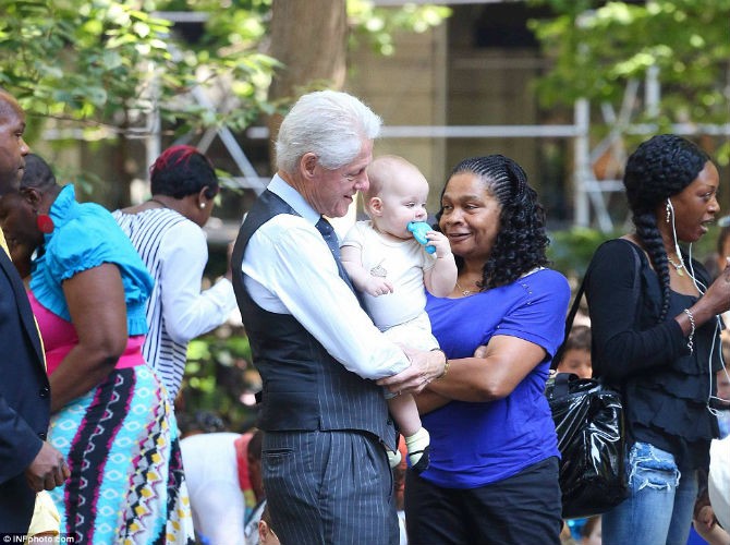 Cuu Tong thong Bill Clinton khoe chau ngoai-Hinh-2