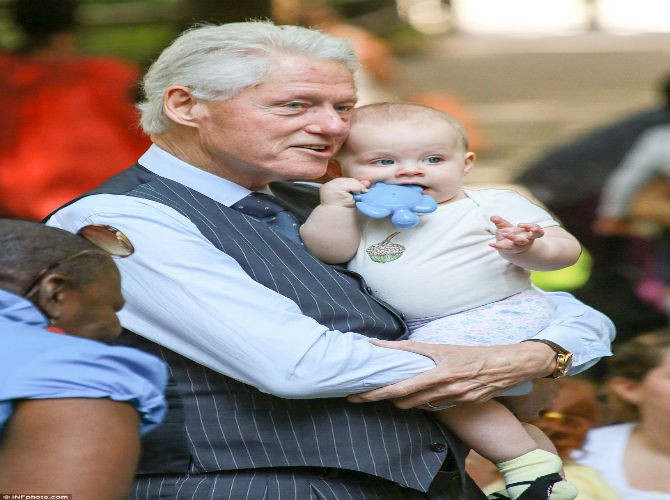 Cuu Tong thong Bill Clinton khoe chau ngoai-Hinh-6