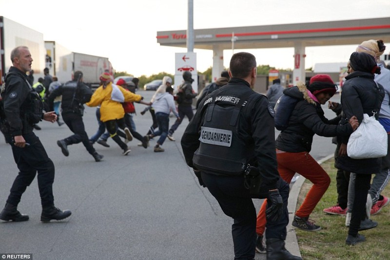 Canh sat Phap tran ap lan song di dan qua Channel Tunnel-Hinh-12