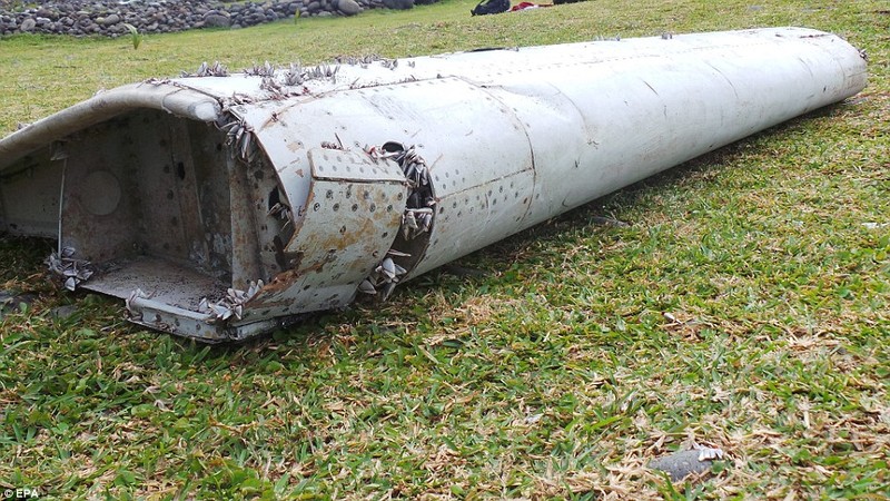 Chuyen bay MH370: Phat hien chai nuoc TQ tren dao Reunion-Hinh-2