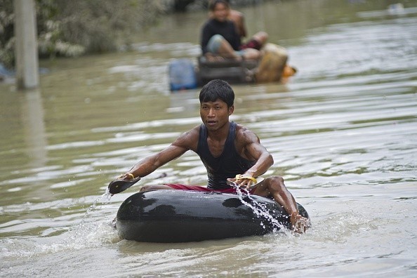 Dan Myanmar dung can nhua, sam xe... lam be trong mua lu-Hinh-6