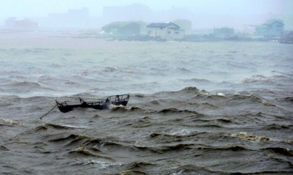 Suc manh kinh hoang cua bao Soudelor do bo vao Trung Quoc-Hinh-2