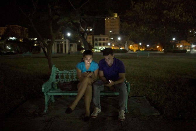 Gioi tre Cuba qua ong kinh phong vien Reuters-Hinh-13