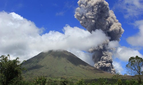 San bay Indonesia te liet vi nui lua phun trao