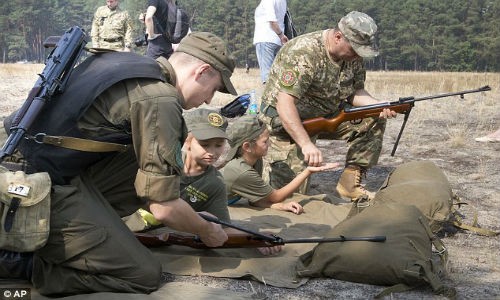 Tan muc “trai he” day “chien binh nhi” Ukraine ban sung-Hinh-2