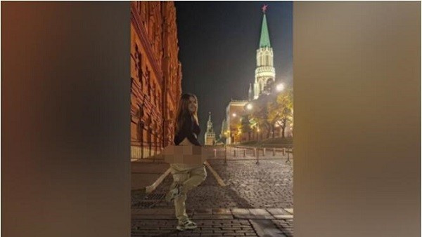 Khoe vong ba ngoai Dien Kremlin, dien vien 18+ phai ngoi tu