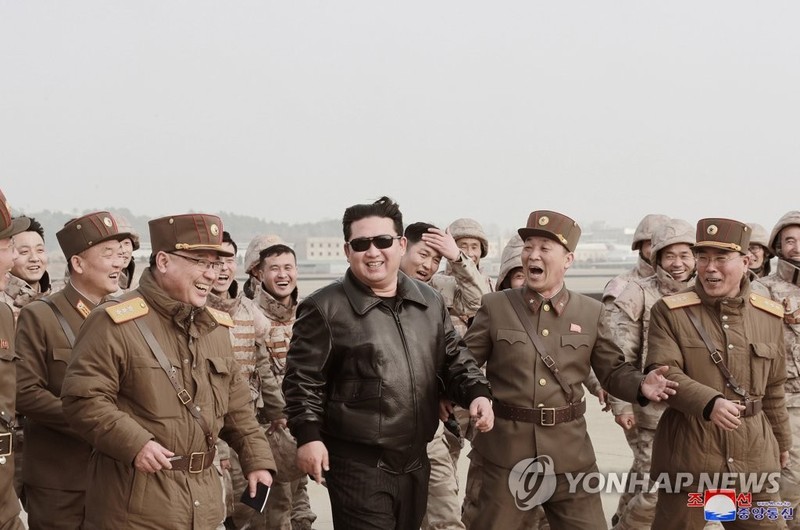 Hinh anh ong Kim Jong-un trong buoi thu ten lua lien luc dia-Hinh-8