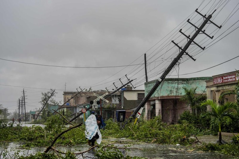 Cuba: Bong toi bao trum sau khi bao danh sap mang luoi dien-Hinh-7