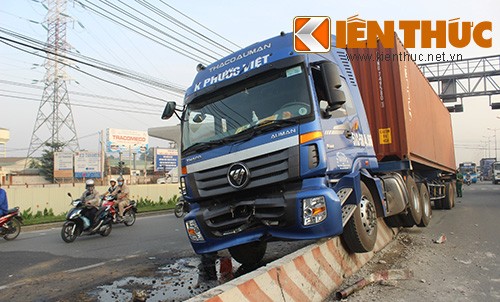 Tai xe container ngu gat khien xa lo HN nao loan