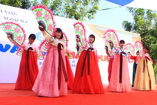 Ngam nu sinh Da Nang  xinh dep trong trang phuc Hanbok-Hinh-4