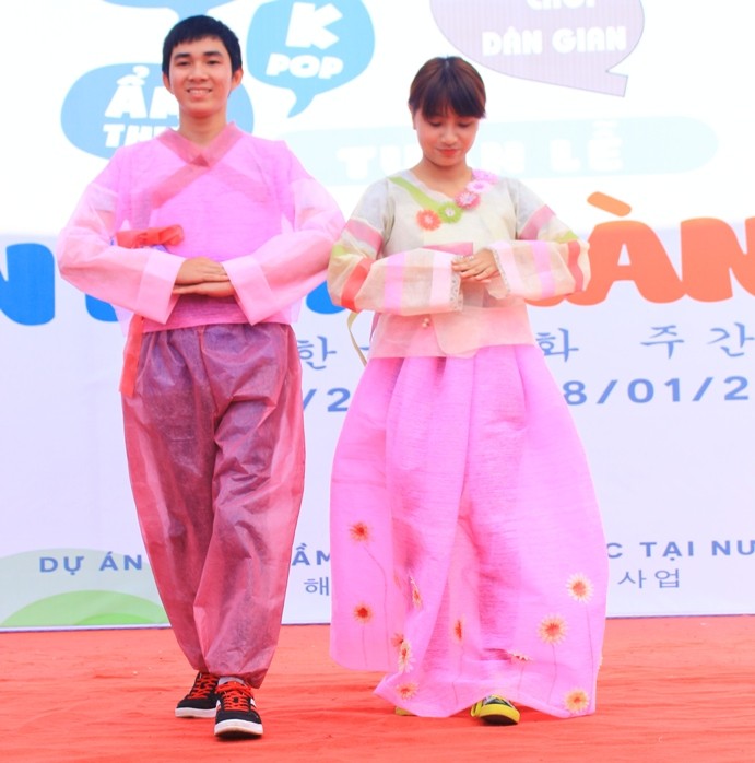 Ngam nu sinh Da Nang  xinh dep trong trang phuc Hanbok-Hinh-9