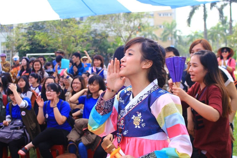 Ngam nu sinh Da Nang  xinh dep trong trang phuc Hanbok