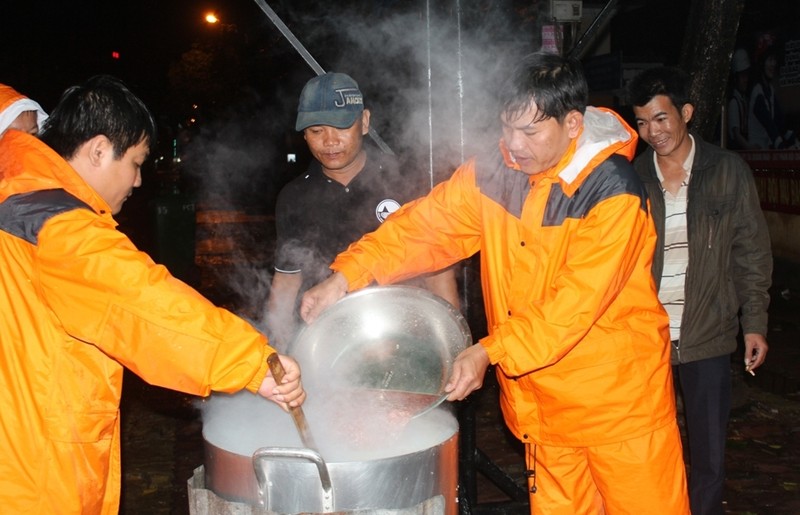 Noi chao dem khuya am long benh nhan ngheo-Hinh-4