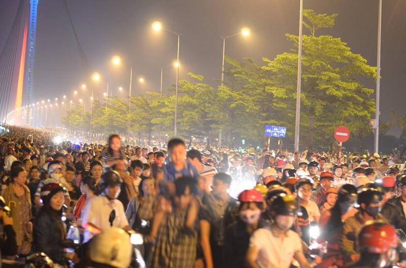 Video phao hoa ruc ro bung sang bau troi Da Nang-Hinh-2