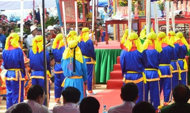 Ruoc vong linh nhung nguoi linh Hoang Sa tren dao Ly Son