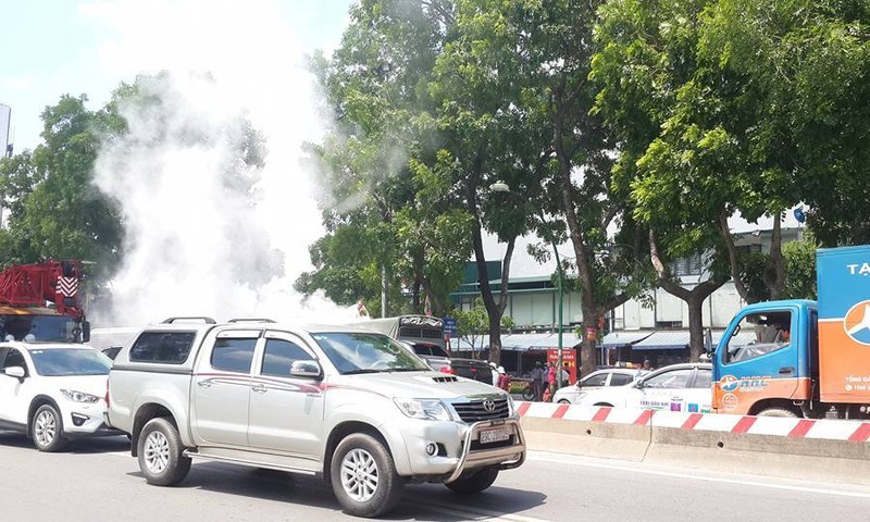 Ha Noi: Xe tai bong dung boc chay ngun ngut tren duong