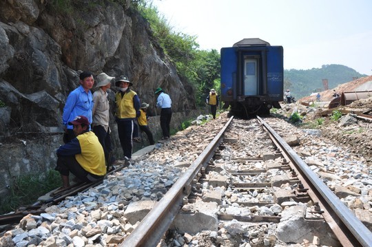 Quang Ngai: Tau SE4 gap nan, duong sat Bac - Nam te liet-Hinh-4