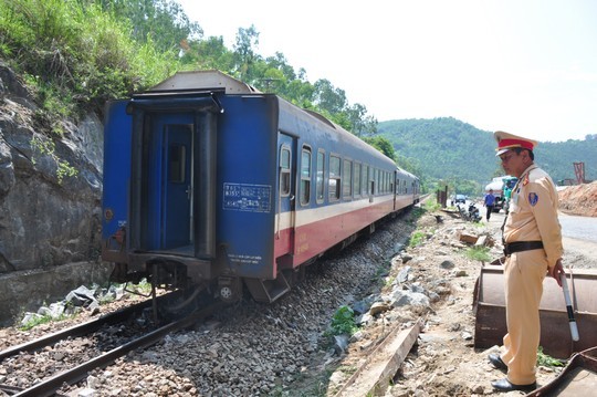 Quang Ngai: Tau SE4 gap nan, duong sat Bac - Nam te liet