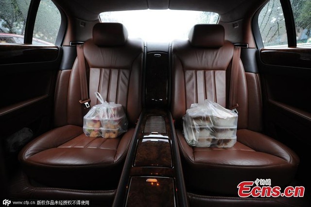 Thieu gia choi ngong di giao com hop bang xe Bentley-Hinh-2