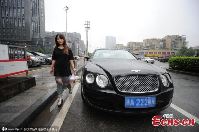 Thieu gia choi ngong di giao com hop bang xe Bentley-Hinh-3