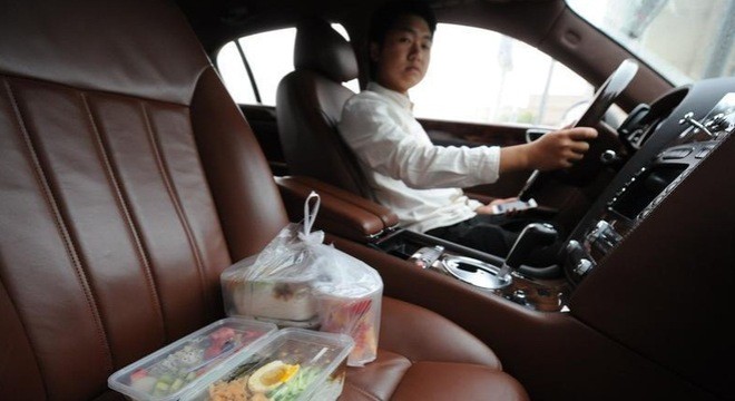 Thieu gia choi ngong di giao com hop bang xe Bentley