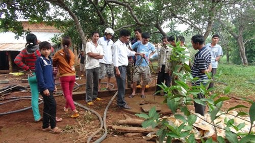 Nghi an me giet 2 con nem xuong gieng rung dong Binh Phuoc