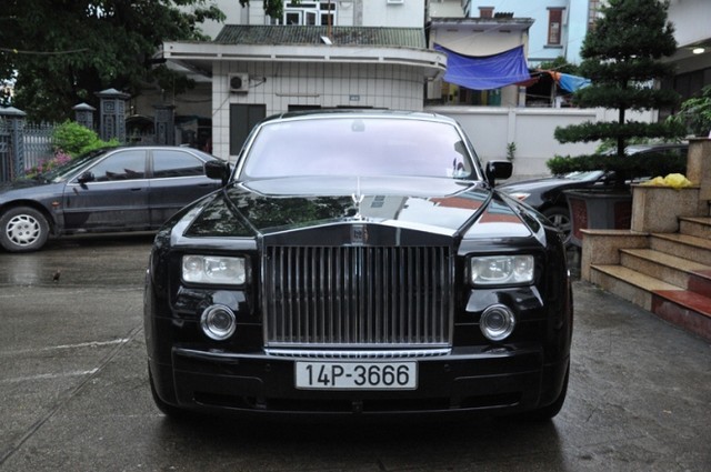 Lo dien dai gia tang sieu xe Rolls Royce cho dan vung lu