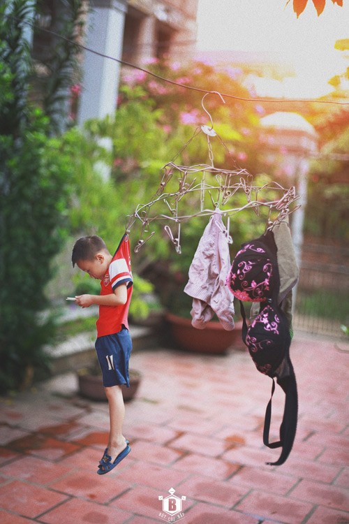 Suy ngam truoc bo anh Dua tre cong nghe