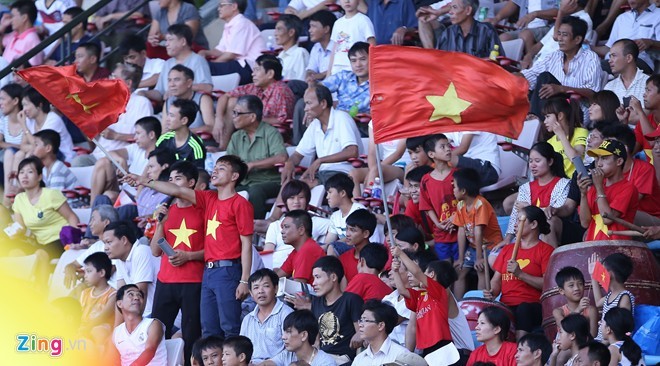 Fan tran len xe thuong qua que cho U19 Viet Nam-Hinh-3
