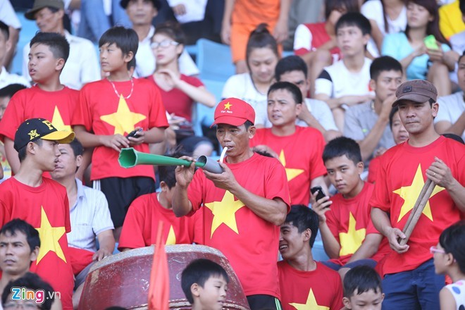 Fan tran len xe thuong qua que cho U19 Viet Nam-Hinh-4