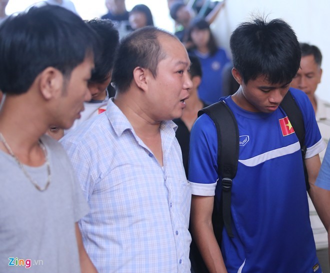 Fan tran len xe thuong qua que cho U19 Viet Nam-Hinh-6