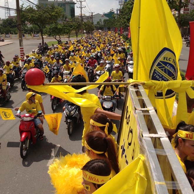 Fan nem tien am phu tren khan dai V.League 2015-Hinh-6