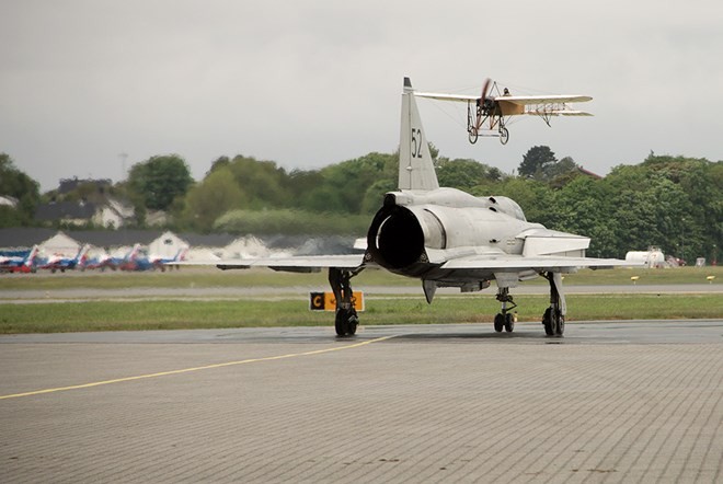 Can canh chien dau co SAAB AJ-37 Viggen cua Thuy Dien-Hinh-9