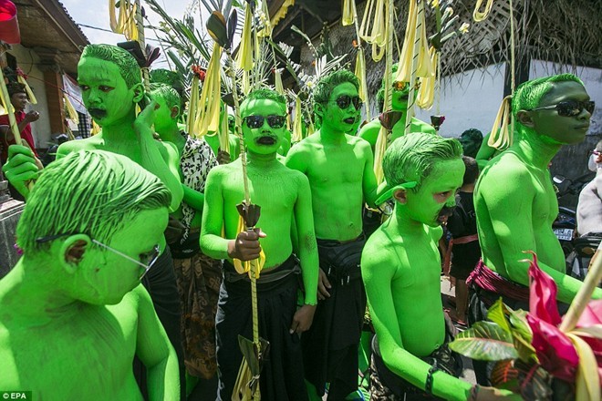 Kham pha le hoi ky la son nguoi xanh o Indonesia