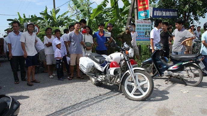 Lam ro vu canh sat giao thong bo mac nguoi bi nan-Hinh-2