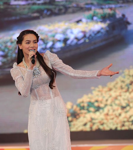 Phan cam my nhan Viet dien ao dai lo da thit nhay cam-Hinh-2