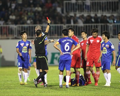 Nhũng hình ảnh xau xi dang quen tai V.League 2015-Hinh-7