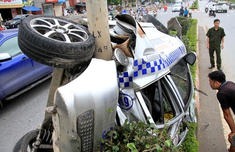 Ha Noi: Taxi Thang Long bep rum, ngua bung, 3 nguoi nguy kich-Hinh-3