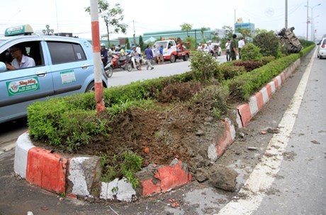 Ha Noi: Taxi Thang Long bep rum, ngua bung, 3 nguoi nguy kich-Hinh-4