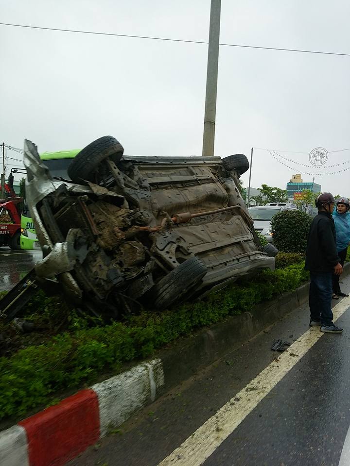 Ha Noi: Taxi Thang Long bep rum, ngua bung, 3 nguoi nguy kich