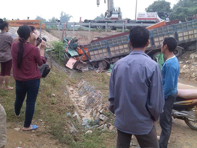 Tai nan nghiem trong tren cao toc NB-LC, 2 nguoi thuong vong