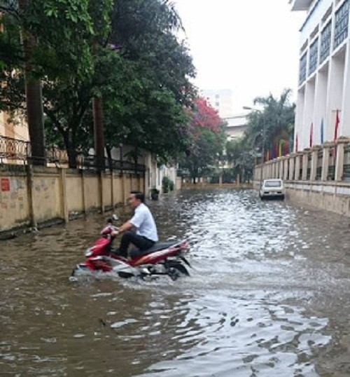 Canh cac truong DH o Ha Noi thanh bien nuoc vi ngap lut-Hinh-12