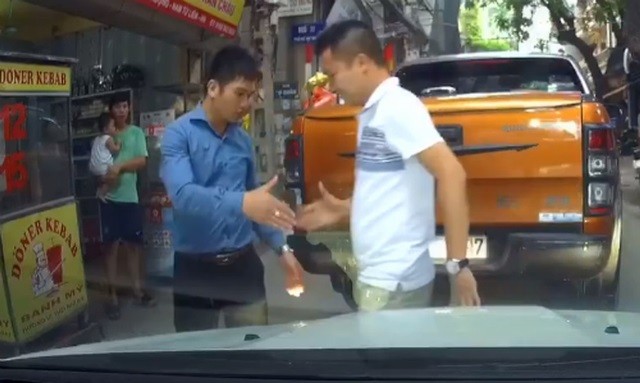 Video: Dau phai cu va quet la cai va, van day hanh dong dep bat ngo-Hinh-2