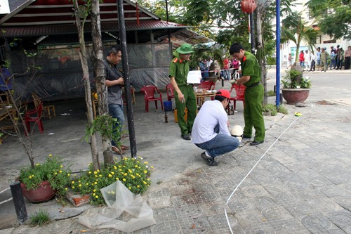 Nam sinh dam ban hoc truoc cong truong