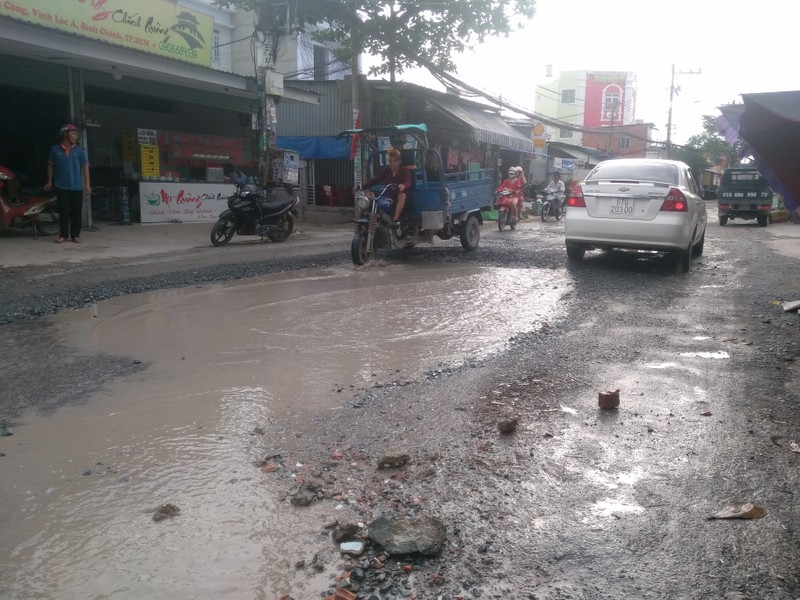 TP.HCM: Dan khon kho vi duong hu hong, bien dang nhu “ho bom”-Hinh-4