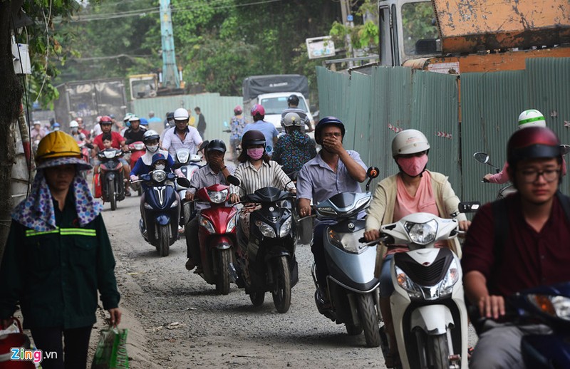 Cuoi nam, lo cot lai moc len khap duong Sai Gon-Hinh-11