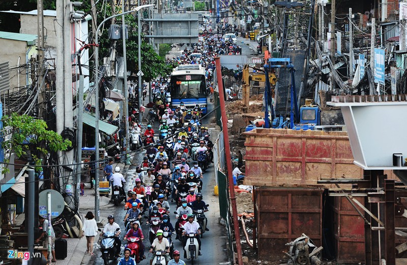 Cuoi nam, lo cot lai moc len khap duong Sai Gon-Hinh-14